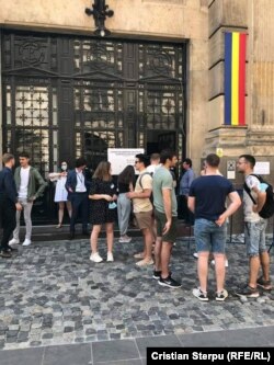 Alegători de la București așteptând să voteze. Poză: Cristian Sterpu