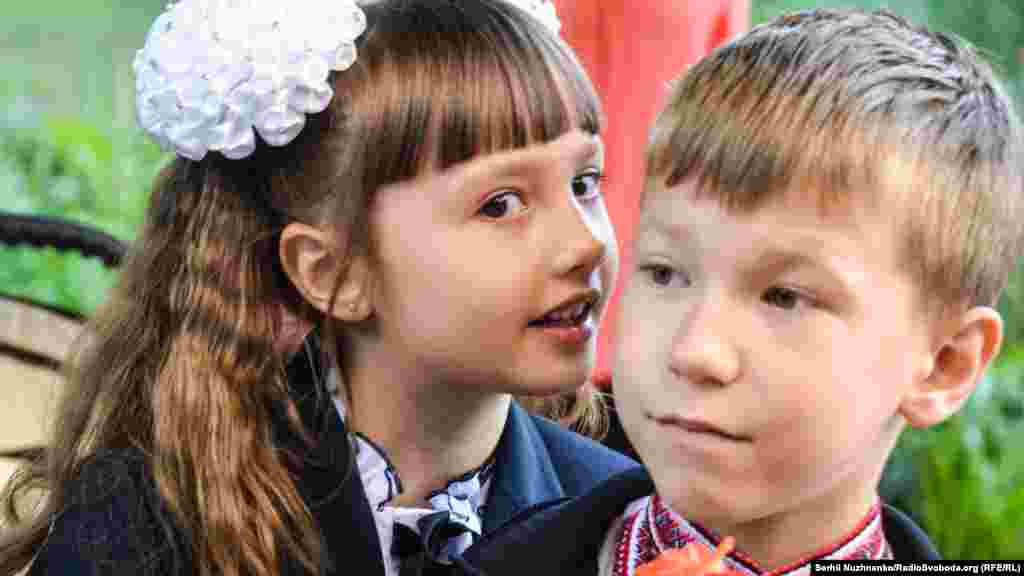 У Даши уже есть друг в первом классе. Она познакомилась с ним раньше. Отец одного из Дашиных одноклассников говорит, что ему не важно откуда приехали дети, которые будут учиться вместе с его ребенком. По его мнению, залогом мира является то, что дети из разных регионов Украины учатся вместе