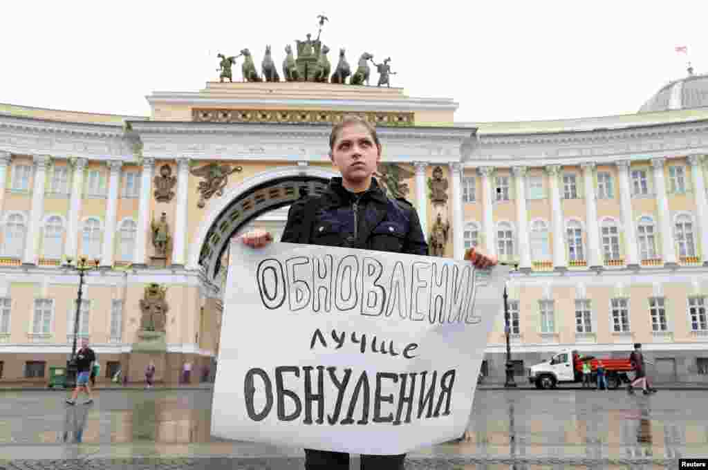 &laquo;Оновлення краще ніж обнулення&raquo; &ndash; напис на плакаті, який тримає протестувальниця на площі в Санкт-Петербурзі
