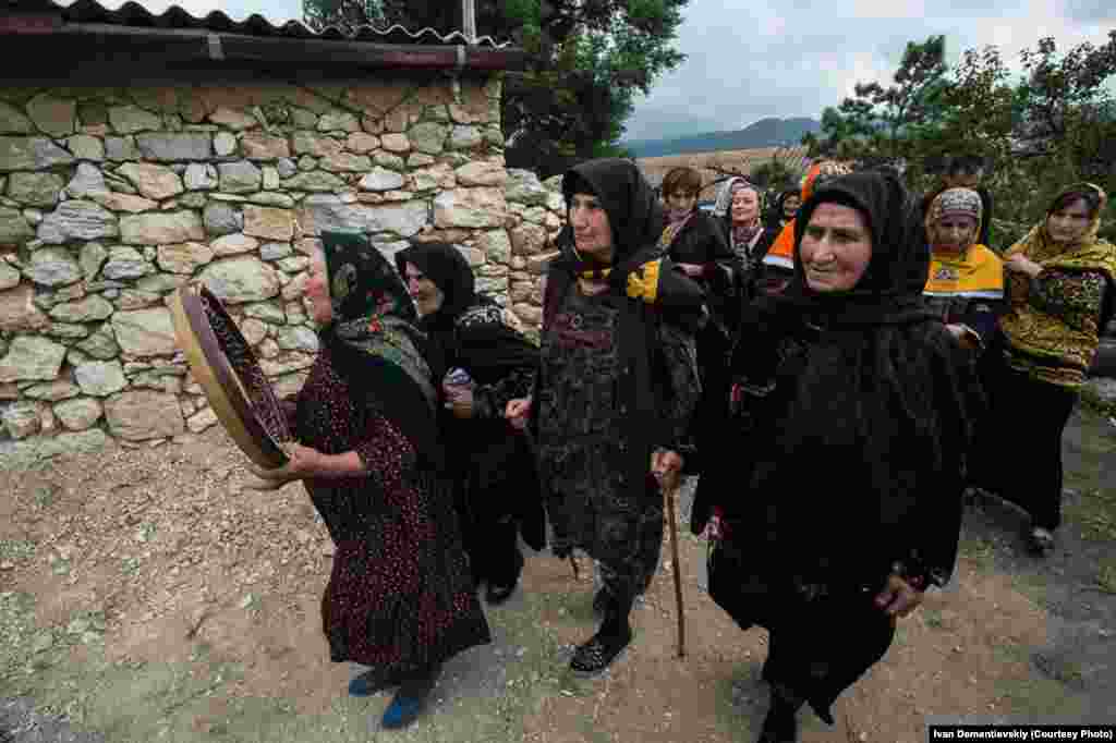 Ertəsi gün kənd qadınları gəlini toy şənliyinə gətirirlər. 