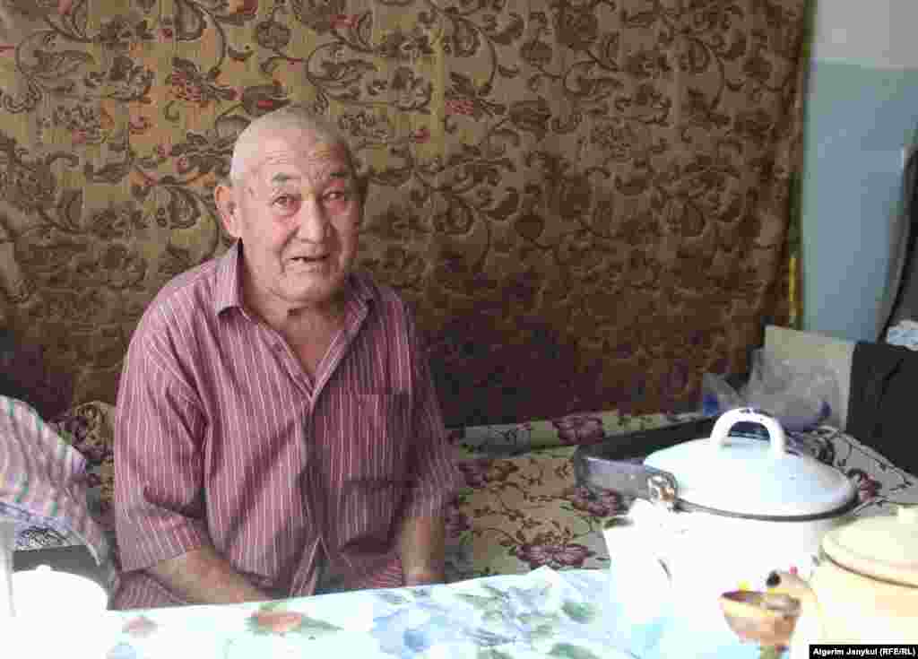 Асылбек Карыпов үч ай мурун карылар үйүнө келген. Жалгыз иниси каза болгондон кийин келини менен бир үйдө жашоо кыйын болгонун айтты. Турмуштун айынан балдарына таарынган ата 15 жылдан бери алар менен да катташпайт. 