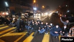 Armenia - Opposition protesters block a street in Yerevan to demand Prime Minister Nikol Pashinian's resignation, December 3, 2020.