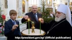 (Справа налева) Мітрапаліт Павел, Аляксандар Лукашэнка і Мікалай Лукашэнка на набажэнстве ў Сьвята-Духавым катэдральным саборы. Менск, 7 студзеня 216 году 