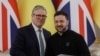 Британскиот премиер Кир Стармер (лево) и украинскиот претседател Володимир Зеленски по потпишувањето на „историското 100-годишно партнерство“ во Киев, Украина, 16 јануари 2025 година.