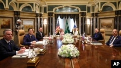 Американскиот државен секретар Марко Рубио и шефот на руската дипломатија Сергеј Лавров, и други дипломати на средба во Ријад, Саудиска Арабија. 18.02.2025