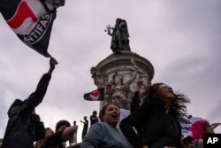 Mii de francezi au ieșit în stradă, inclusiv cu steaguri antifasciste, să protesteze față de victoria electorală a extremei drepte, la Paris, 30 iunie 2024.