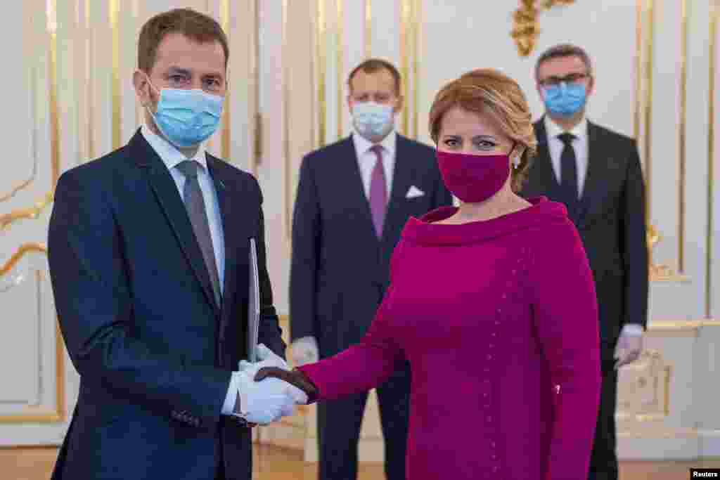 Президентка Словаччини Зузана Чапутова у масці кольору фуксії, яка пасує до її вбрання. Так президентка вітала прем'єр-міністра Ігоря Матовича на інавгурації його кабінету в Братиславі 21 березня