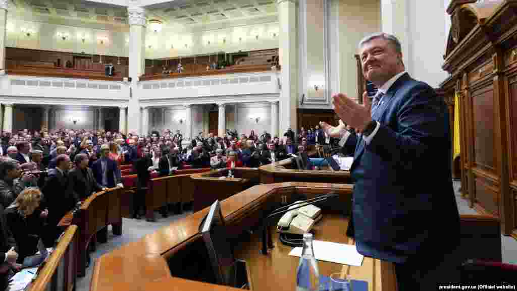 Президент України Петро Порошенко і народні депутати після голосування у Верховній Раді, яким закріплено в Конституції курс України на ЄС і НАТО. Рішення підтримали 334 парламентарів. Київ, 7 лютого 2018 року БІЛЬШЕ ПРО ЦЕ