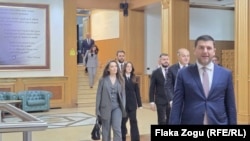 Lider Demokratske partije Kosova Memli Krasnići, zajedno sa ostalim poslanicima ove stranke, kreće ka plenarnoj sali.