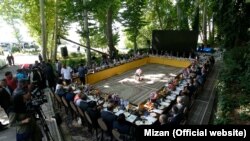 نمایی از نشست سفیران ۴۵ کشور خارجی در تهران با مسوولان زندان اوین و قوه قضاییه در محوطه زندان.