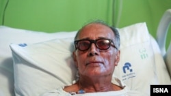 عباس کیارستمی از اسفند پارسال با بیماری گوارشی دست‌وپنجه نرم می‌کرد و روند درمان وی به گونه‌ای پیش رفت که بیماری وی نه تنها بهبود نیافت بلکه تشدید نیز شد.