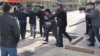 Полицейские задерживают нескольких человек, пытавшихся выразить поддержку осуждённым в Атырау гражданским активистам Максу Бокаеву и Талгату Аяну. Алматы, 23 октября 2016 года.