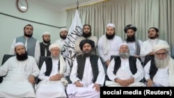 Mullah Baradar Akhund u sredini slike, sa grupom muškaraca tokom davanja video izjave 16. avgusta 