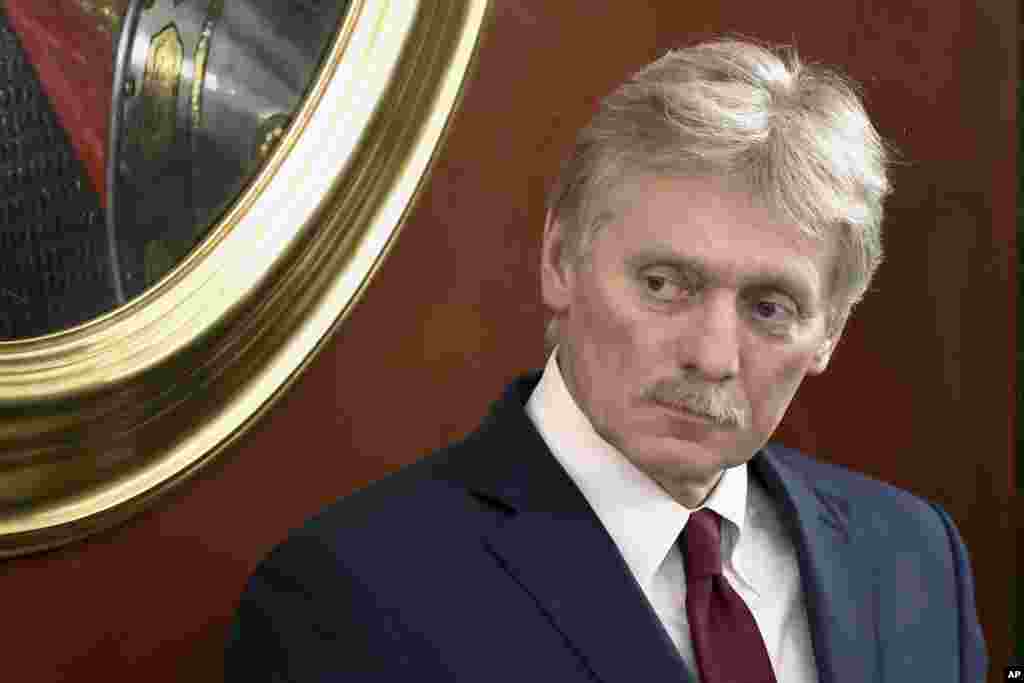 РУСИЈА - Кремљ соопшти дека новите изјави на американскиот претседател Џо Бајден, во кои тој го спореди рускиот претседател Владимир Путин со палестинската милитантна организација Хамас - се „неприфатливи“. Портпаролот на Кремљ, Дмитриј Песков, изјави дека сега е потенцијално опасно време и дека заканата за руските граѓани експоненцијално ќе расте кога Израел ќе ја започне својата очекувана копнена операција за да се обиде да го истера Хамас од Газа.