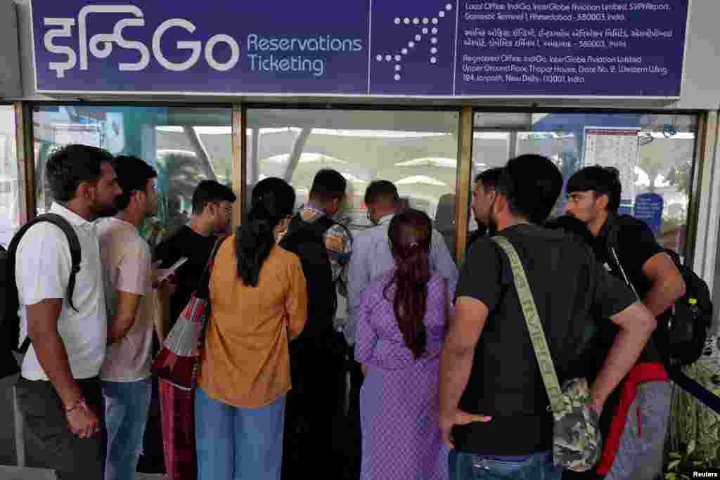 Aeroportul Internațional Sardar Vallabhbhai Patel, Ahmedabad, India – pasageri strânși în zona de plecări a aeroportului. 19 iulie 2024.