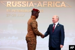 Капітан Буркіна-Фасо Ібрагім Траоре і очільник Росії Володимир Путін на російсько-африканському саміті в Санкт-Петербурзі 27 липня 2023 року
