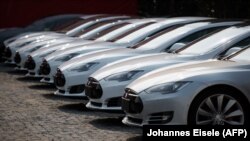 Автомобілі Tesla Model 3, які випускає компанія американського бізнесмена Ілона Маска, 