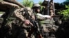 Ілюстраційне фото. Боєць ЗСУ неподалік міста Золоте-4, в зоні розведення сил та засобів, червень 2019 року