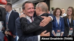 Susret u Moskvi u junu 2018. bivšeg nemačkog kancelara Gerharda Šredera i predsednika Rusije Vladimira Putina