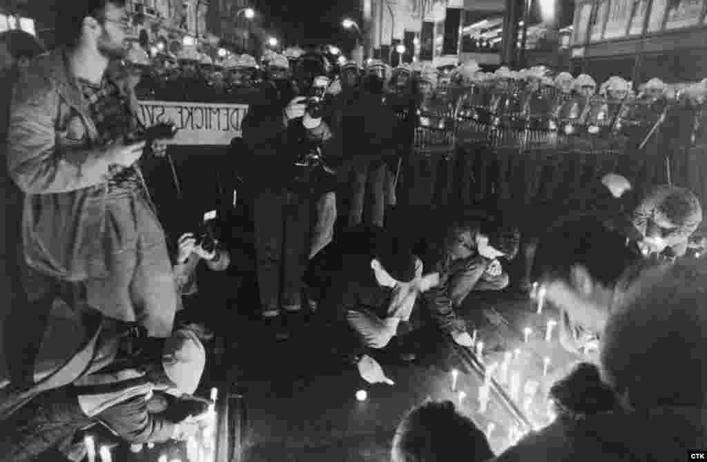 Студенты зажгли свечи, скандируя «Мы безоружны!». Однако они были блокированы спецназом, который начал разгон демонстрации. 