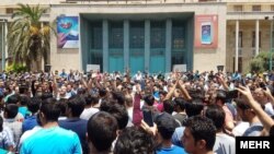 تجمعات اعتراضی که سوم تیر در مجتمع‌های تجاری تهران آغاز شد، روز دوشنبه به بسته شدن بازار تهران انجامید و تا پنجم تیر ادامه یافت.