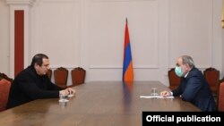 Armenia -- Prime Minister Nikol Pashinian and opposition leader Gagik Tsarukian meet in Yerevan, December 29, 2020.