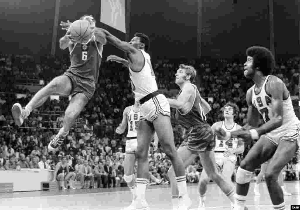 20. Olimpijske igre , finalna utakmica između SSSR-a i SAD-a u dramatičnoj završnici okončana rezultatom 51:50 u korist SSSR-a. 1972.