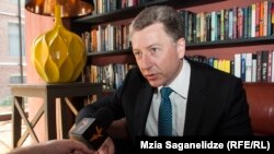 Нещодавно призначений спецпредставник нинішньої адміністрації США у справі переговорів про врегулювання в Україні Курт Волкер уже відвідував Київ, де зустрічався з представниками влади
