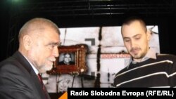 Vladimir Čengić prima nagradu u ime oca Gorana iz ruku bivšeg predsjednika Hrvatske Stjepana Mesića