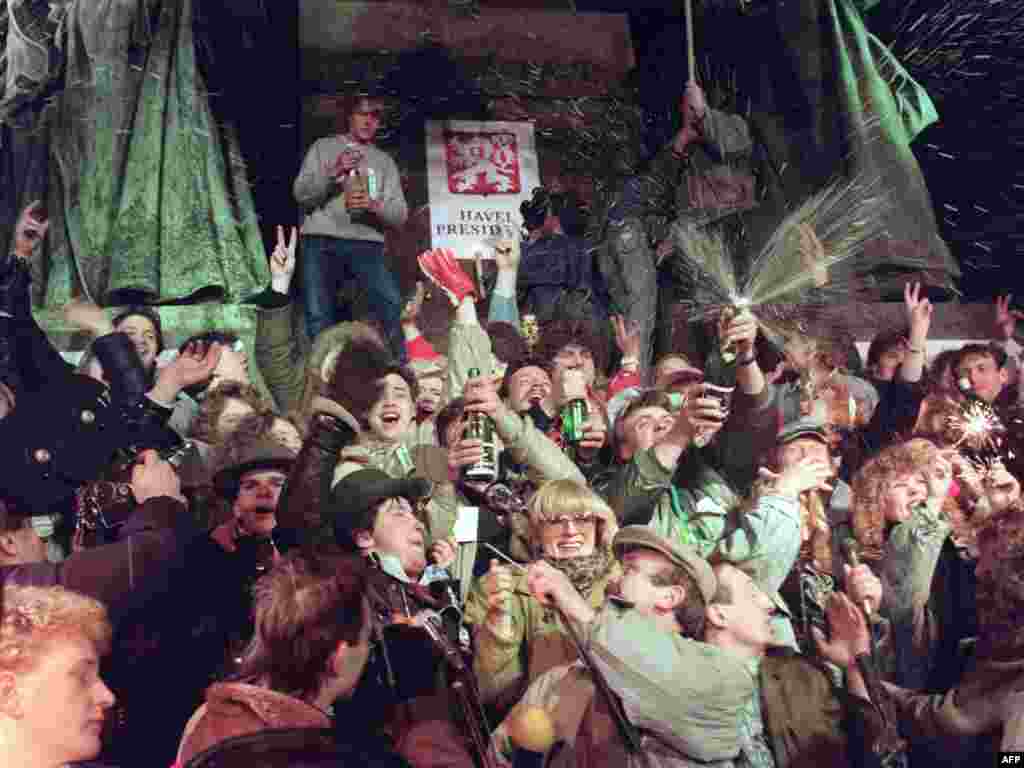 31 декабря 1989: встреча Нового года, первого после восстановления демократии. 