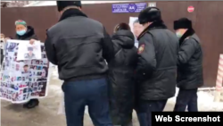 На кадре из трансляции — полицейские уводят участницу планируемой акции.