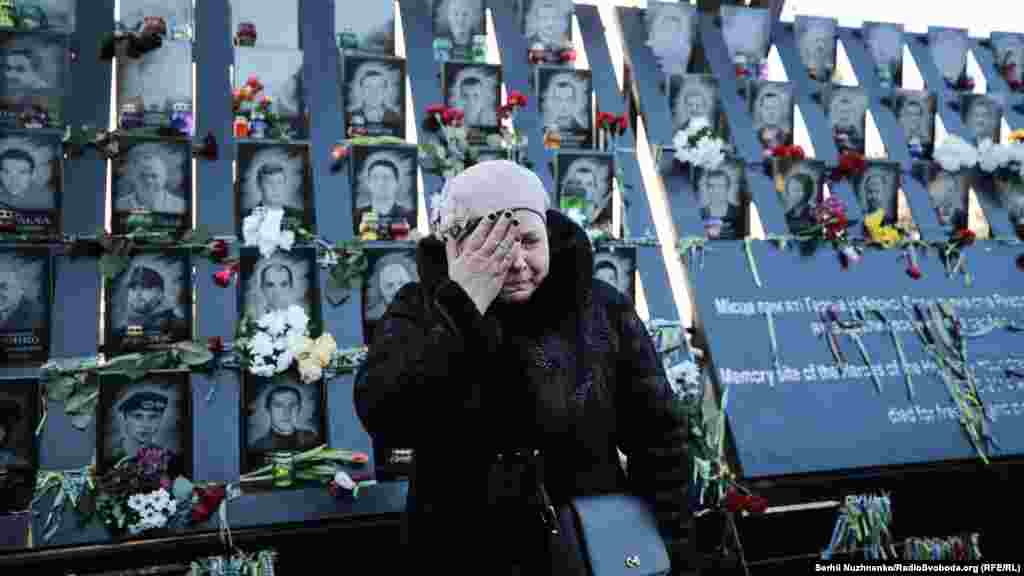 Жінка плаче біля фотографій людей, що загинули на Майдані, під час заходів по вшануванню пам'яті загиблих під час Революції Гідності на алеї Героїв Небесної Сотні, в Києві, 18 лютого 2018 року ПЕРЕГЛЯНЬТЕ ВІДЕО: Майдан 18-19 лютого. Це було тут