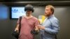 Відвідувач переглядає проект у VR-окулярах під час презентації