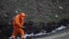 На месте крушения самолета-топливозаправщика в Панфиловском районе Чуйской области, 3 мая 2013 года. 