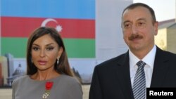 Две партии выдвинули кандидатом первую леди Азербайджана – Мехрибан Алиеву. Пока что сама госпожа Алиева молчит, видимо, в семье еще не разобрались, кто будет единым кандидатом от семьи