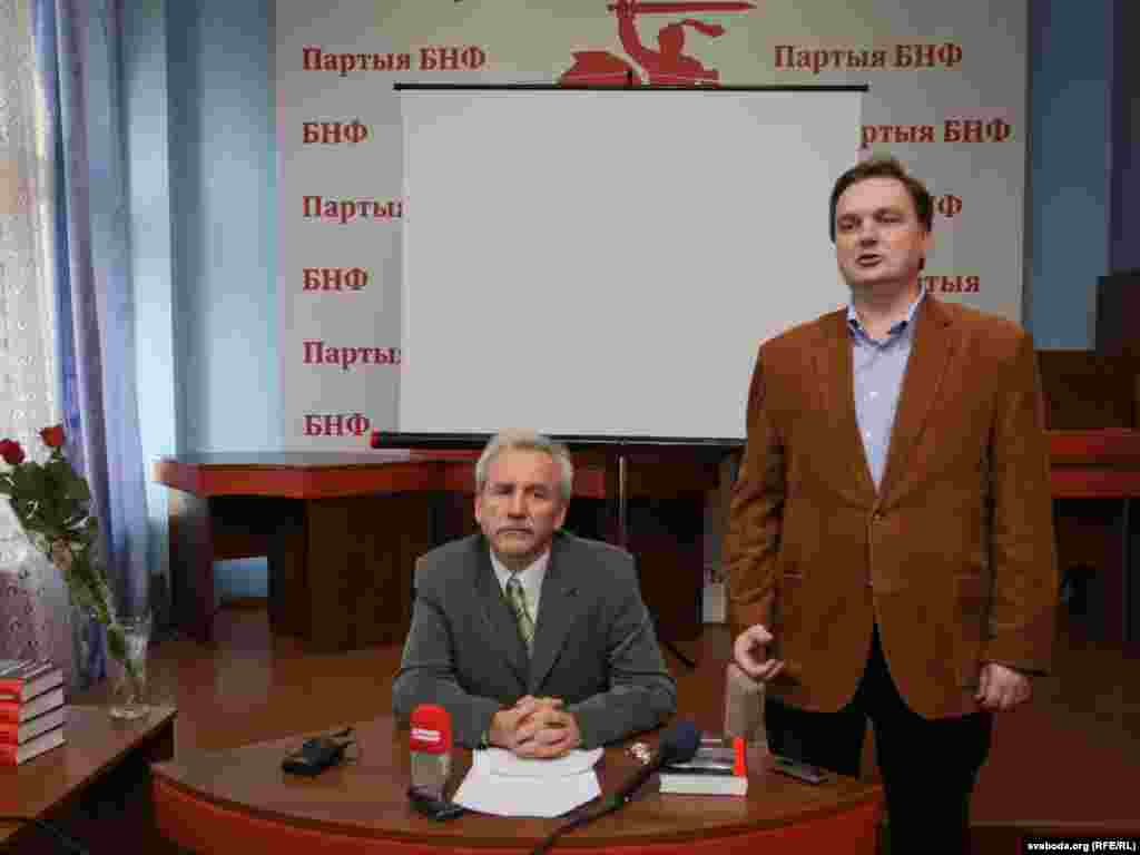 Валер Карбалевіч і Валянцін Жданко на прэзэнтацыі кнігі Карбалевіча "Аляксандар Лукашэнка. Палітычны партрэт".