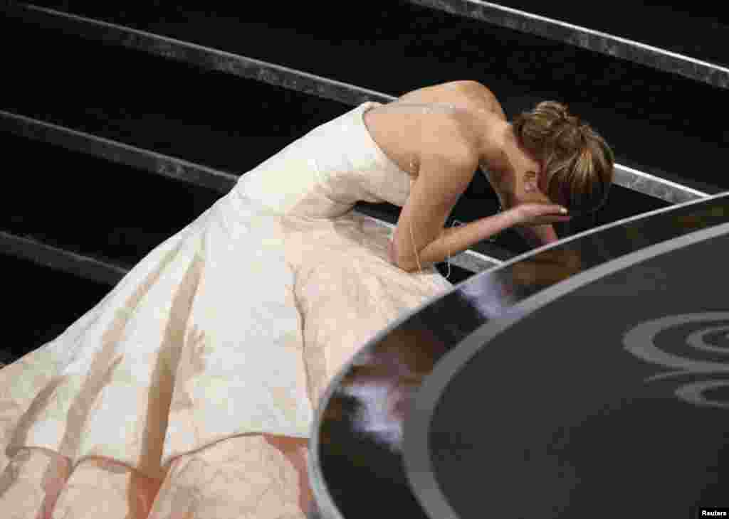 Aktrisa Jennifer Lawrence səhnəyə çıxan zaman pilləkənlərdə yıxılıb