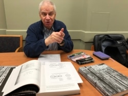 Aleksandr Gurjanov, katinjski istraživač, sa svojom trodimenzionalnom knjigom u kojoj su navedena imena i biografije 6.287 poljskih zatvorenika logora Ostaškov.