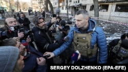 Primarul Kievului, Vitali Klitșko, adresându-se jurnaliștilor din fața unui bloc bombardat de trupele ruse la Kiev, 14 martie 2022.