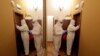 Zdravstveni radnici ulaze u hotelsku sobu u kojoj se liječe beskućnici zaraženi korona virusnom. Hotele je iznajmio grad Prag kako bi se beskućnici u njima oporavljali. Češka, 22. marta 2021.