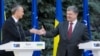 Генеральний секретар НАТО Єнс Столтенберґ (ліворуч) і президент України Петро Порошенко (праворуч) під час зустрічі в Києві, 10 липня 2017 року