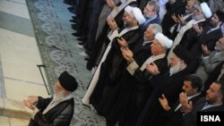 مقام های جمهوری اسلامی که در دایره جریان اصولگرایی تعریف می شوند در پشت سر رهبر ایران.
