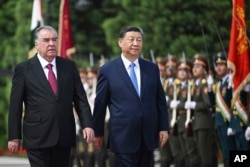 Tadžikistanski predsjednik Emomali Rahmon (lijevo) i kineski lider Si Đinping prisustvuju ceremoniji dobrodošlice u Dušanbeu u okviru državne posjete 5. jula.
