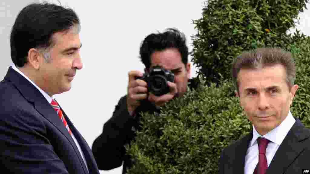 Gürcüstan prezidenti Mikheil Saakashvili (solda) seçkidə qalib gəlmiş müxalifət koalisiyasının rəhbəri, Baş nazir təyin olunacağı gözlənən Bdzina İvanishvili ilə görüşür, Tbilisi, 9 oktyabr 2012