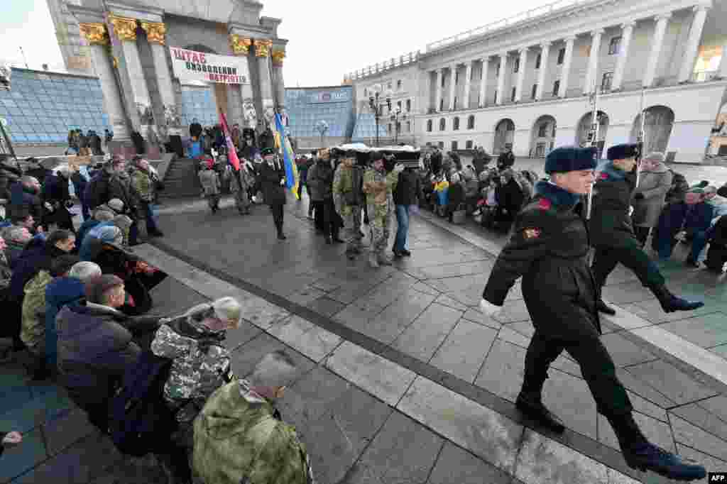 На майдані Незалежності відбулося прощання з бійцем 25-го БТО «Київська Русь» Володимиром Андрешківим, який загинув 19 грудня на Світлодарській дузі. Київ, 22 грудня 2016 року