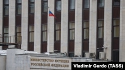 Згідно із російським законодавством, всі ЗМІ і особи, що виконують функції «іноземного агента», повинні були подати заяви про включення до списку Мін’юсту.