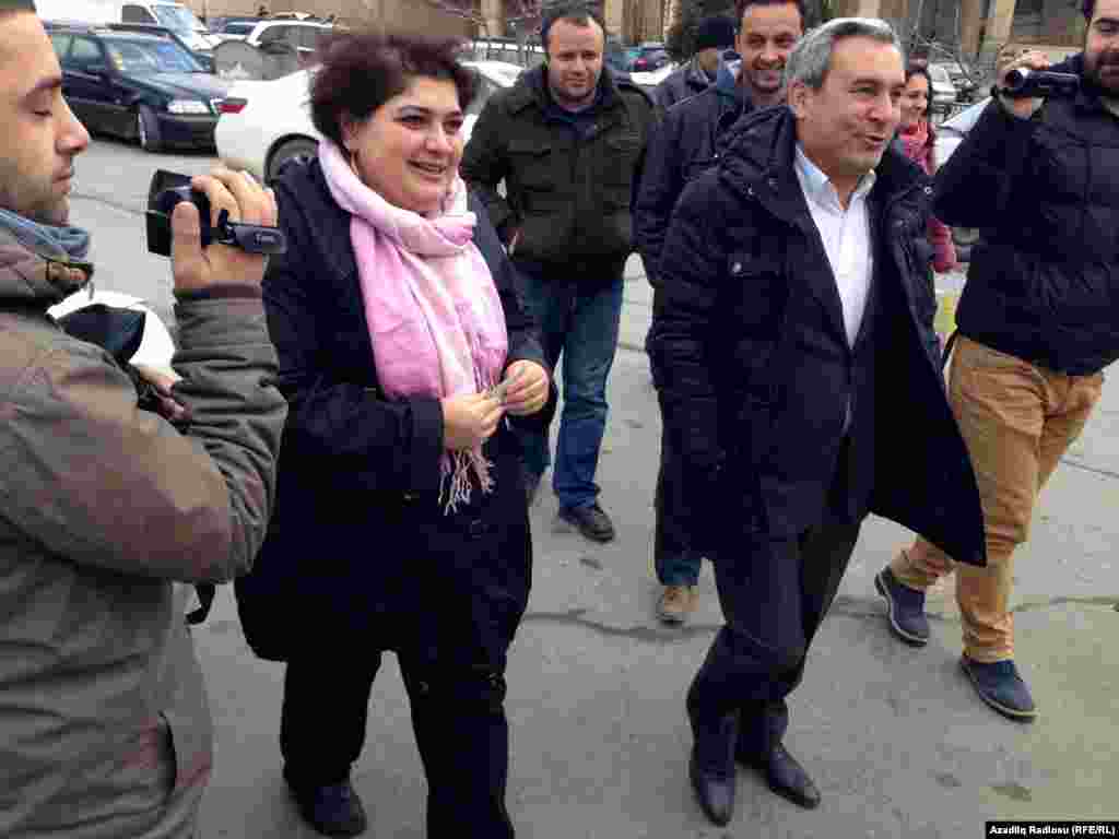 Xədicə İsmayıl vəkili Elton Quliyevlə Respublika Prokurorluğuna dindirilməyə gedir. 19 fevral 2014. 