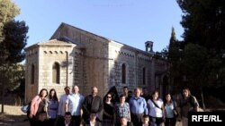 Իսրայելի հայկական համայնքի ներկայացուցիչները Երուսաղեմի Սբ. Գրիգոր Լուսավորիչ եկեղեցու մոտ, արխիվ