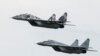 США вивчають, чи можна встановлювати передові ракети класу «повітря-повітря» середньої дальності AIM-120, призначені для західних винищувачів, на українські МіГи. 