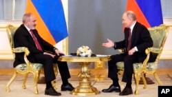 Ruski predsednik Vladimir Putin (desno) razgovara sa jermenskim premijerom Nikolom Pašinjanom na marginama sastanka Evroazijske ekonomske unije u Kremlju u Moskvi, 8. maj 2024.